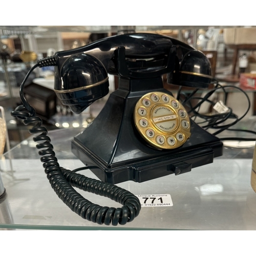 771 - A vintage telephone