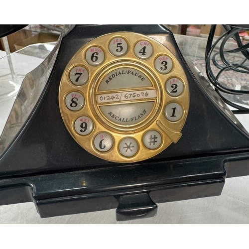 771 - A vintage telephone