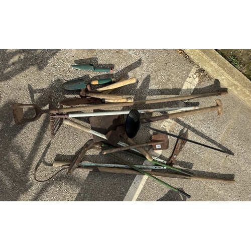 793 - A quantity of garden tools