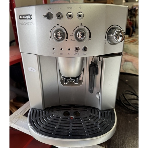 809 - A Delonghi, Magnifica coffee machine