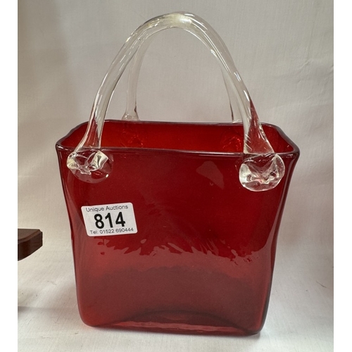 814 - A red art glass handbag