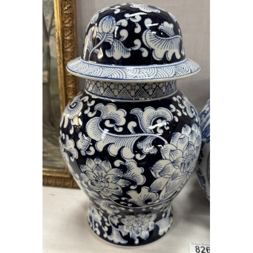 826 - A large blue and white ginger jar and a pumpkin jar (missing lid). COLLECT ONLY