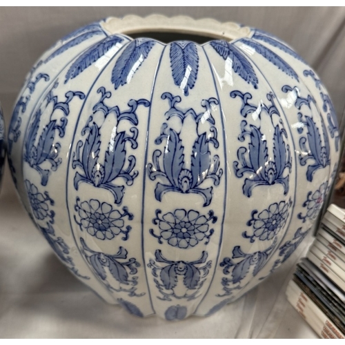 826 - A large blue and white ginger jar and a pumpkin jar (missing lid). COLLECT ONLY