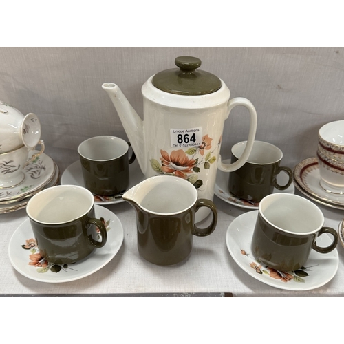 864 - A retro Alfred clough Amber Rose coffee set etc