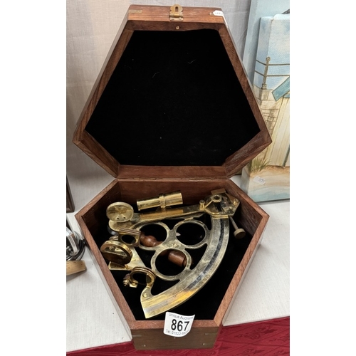 867 - A boxed sextant (A/F mirror needs re-glueing)