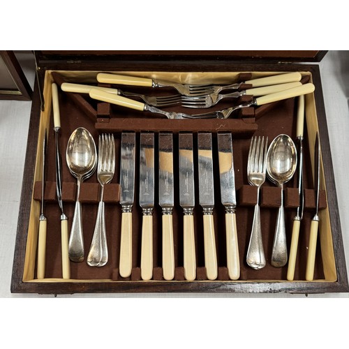 855 - A nice canteen of Sheffield cutlery (6 piece setting) Box has wear to top