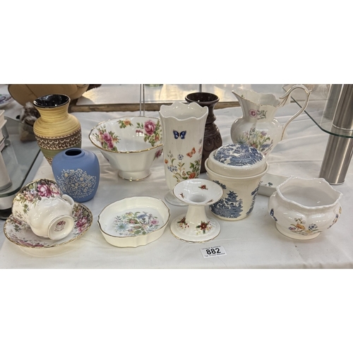 882 - A mixed lot of pottery etc including Royal Albert, Aynsley etc