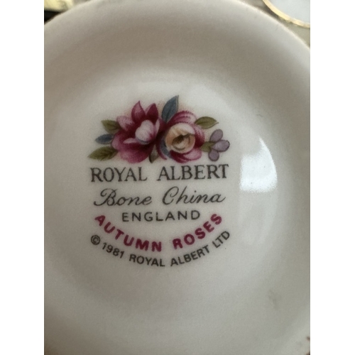 882 - A mixed lot of pottery etc including Royal Albert, Aynsley etc