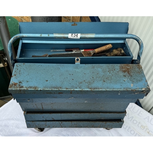 834 - A metal toolbox with tools