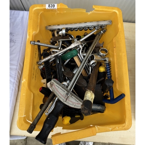 839 - A box of assorted tools