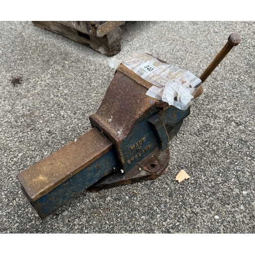 840 - A vintage bench vice