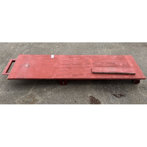 851 - A wheeled scissor lift bench (A/F wont lift.)