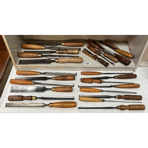 907 - A good collection of vintage wood turning chisels