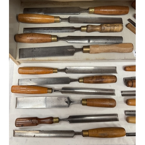 907 - A good collection of vintage wood turning chisels