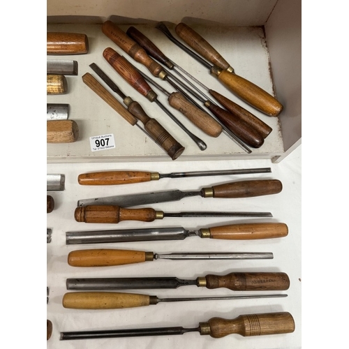 907 - A good collection of vintage wood turning chisels