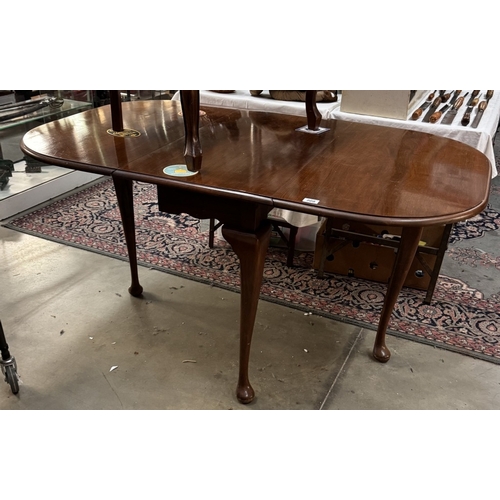 908 - A mahogany drop leaf table on Queen Anne legs