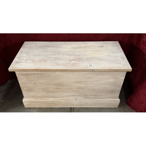 912 - A white washed pine blanket box (93 x 45 x 49cm)