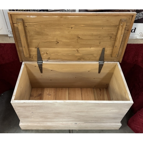 912 - A white washed pine blanket box (93 x 45 x 49cm)