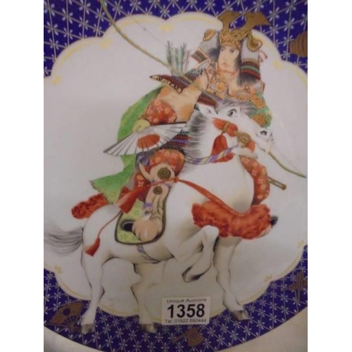 1358 - A pair of Japanese plates featuring Samurai soldiers on horseback.