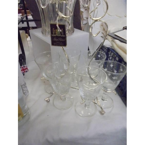 1362 - A glass rose bowl and six glasses on a plated stand.