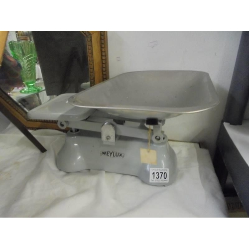 1370 - A set of Weylux retro kitchen scales.