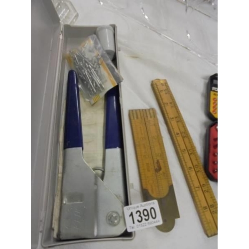 1390 - A riveting tool, two rulers and a screwdriver set.