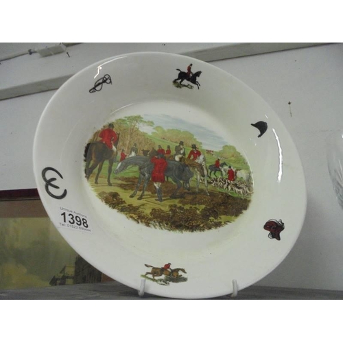 1398 - A large dish featuring a hunting scene.