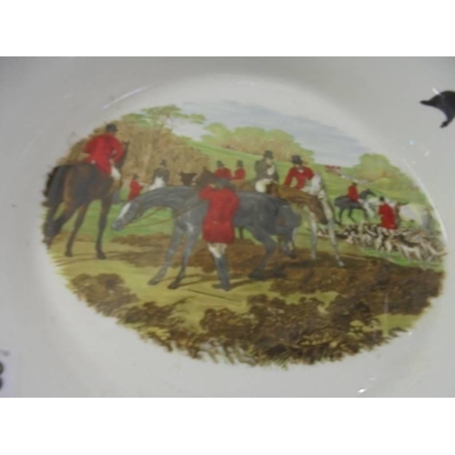 1398 - A large dish featuring a hunting scene.