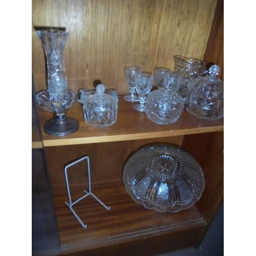 1437 - A good lot of vintage moulded glass. COLLECT ONLY.