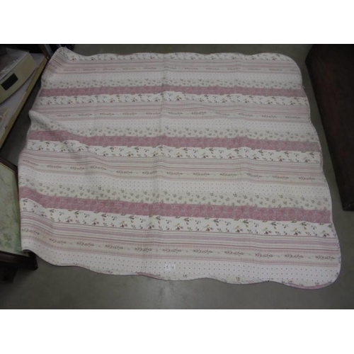 1496 - A pink child's cot quilt.