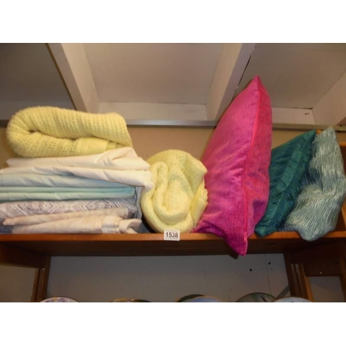 1538 - A quantity of sheets, blankets and pillows.