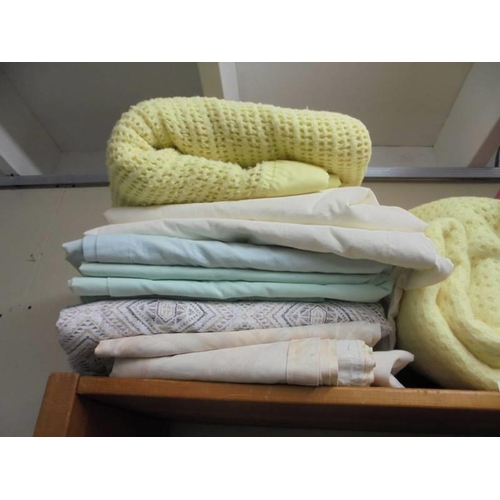 1538 - A quantity of sheets, blankets and pillows.