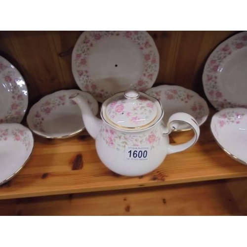 1600 - A good lot of Colclough table ware, COLLECT ONLY.