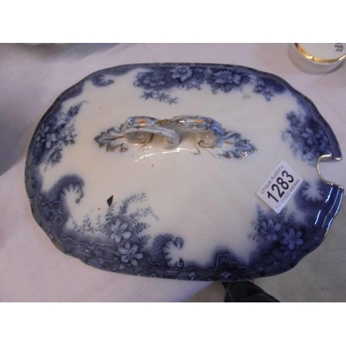 1283 - A large 19th century blue and white soup tureen (some internal crazing).