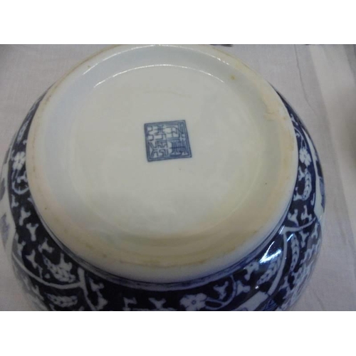 1291 - A large Chinese blue and white bowl.