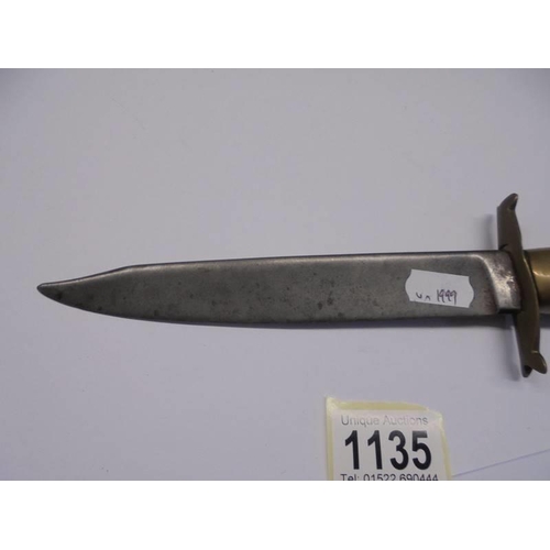 1135 - A vintage hunting knife.