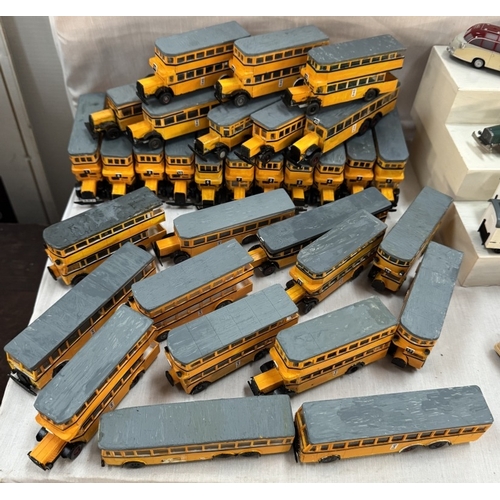 180 - A large collection of mainly plastic HO gauge buses & coaches