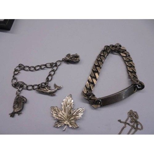 1062 - 84 grams of mixed silver including heavy curb identity bracelet L. 22 cm (55g), hollow animal charms... 