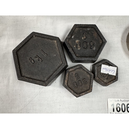 1606 - 2 sets of cast iron weights