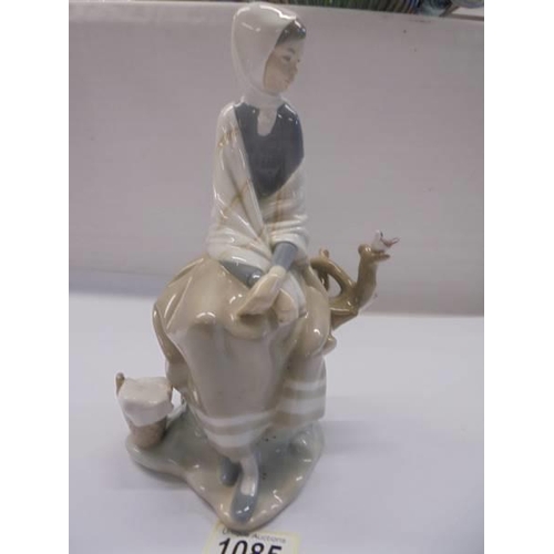 1085 - A Lladro lady with bird.