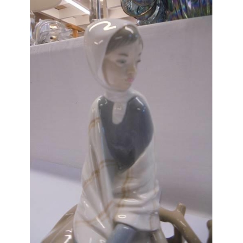 1085 - A Lladro lady with bird.