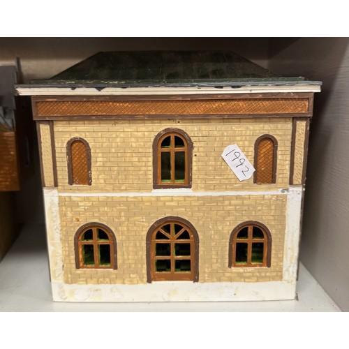 192 - An impressive collection of HO gauge model railway German buildings including Statons Castle, Brande... 