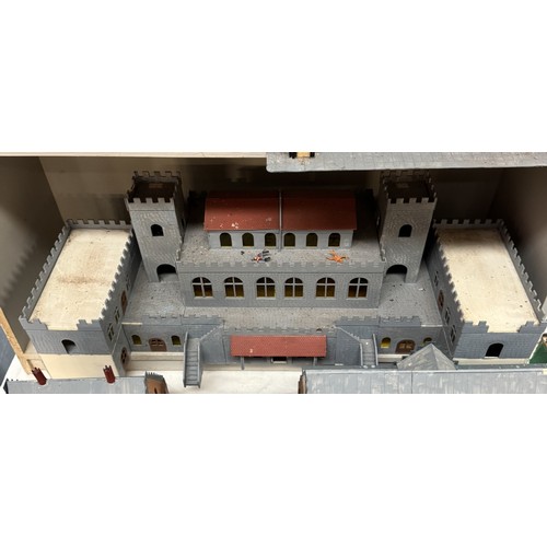 192 - An impressive collection of HO gauge model railway German buildings including Statons Castle, Brande... 