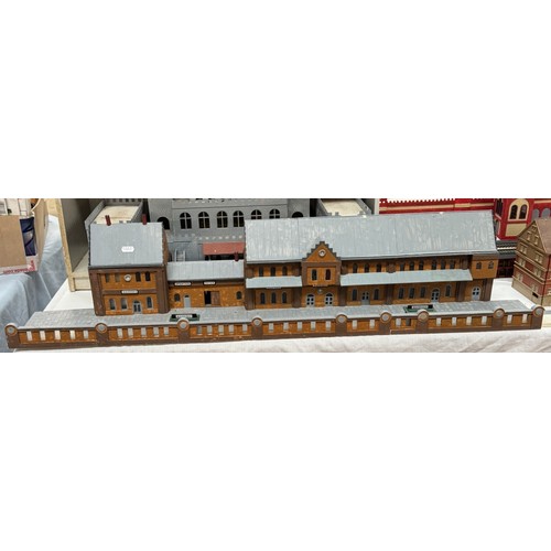 192 - An impressive collection of HO gauge model railway German buildings including Statons Castle, Brande... 