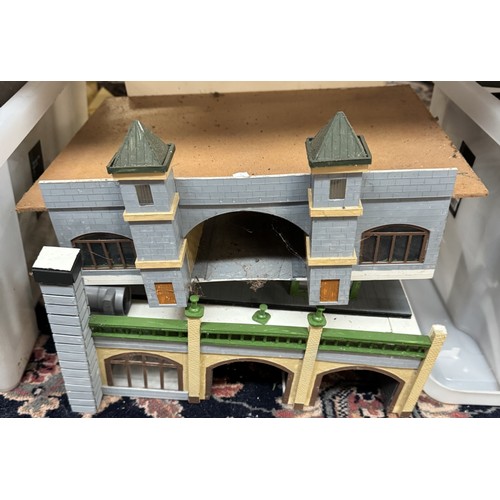 192 - An impressive collection of HO gauge model railway German buildings including Statons Castle, Brande... 