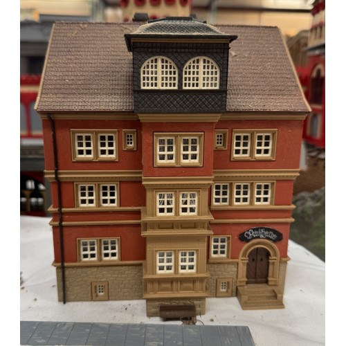 192 - An impressive collection of HO gauge model railway German buildings including Statons Castle, Brande... 