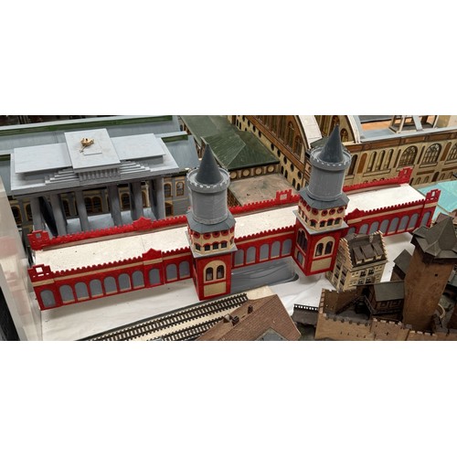 192 - An impressive collection of HO gauge model railway German buildings including Statons Castle, Brande... 