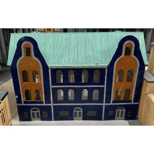 192 - An impressive collection of HO gauge model railway German buildings including Statons Castle, Brande... 