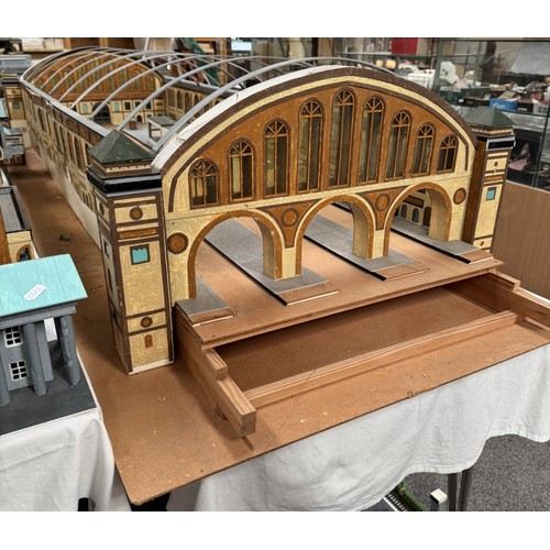 192 - An impressive collection of HO gauge model railway German buildings including Statons Castle, Brande... 