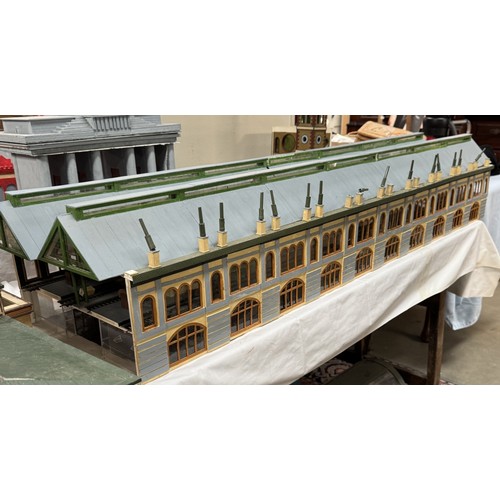 192 - An impressive collection of HO gauge model railway German buildings including Statons Castle, Brande... 